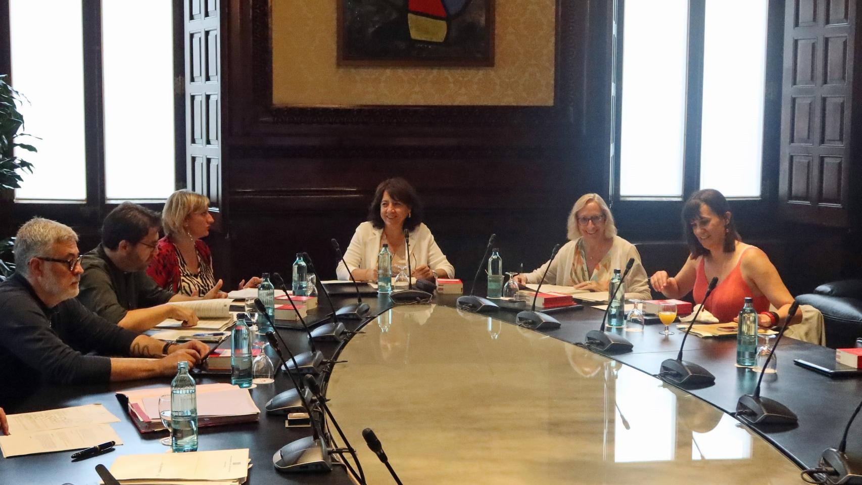 Imagen de archivo de una reunión de la Mesa del Parlament, encabezada por su presidenta Anna Erra (Junts)