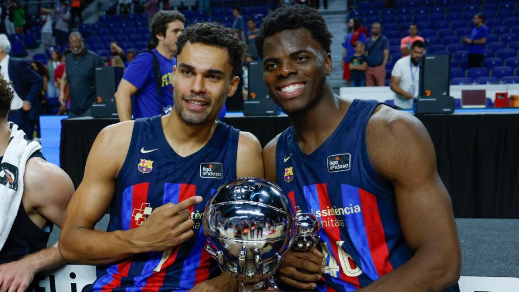 Oscar da Silva y James Nnaji con el trofeo de campeones de la ACB