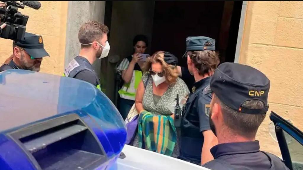 La alcaldesa de Sitges, Aurora Carbonell, en al ser detenida por la Policía