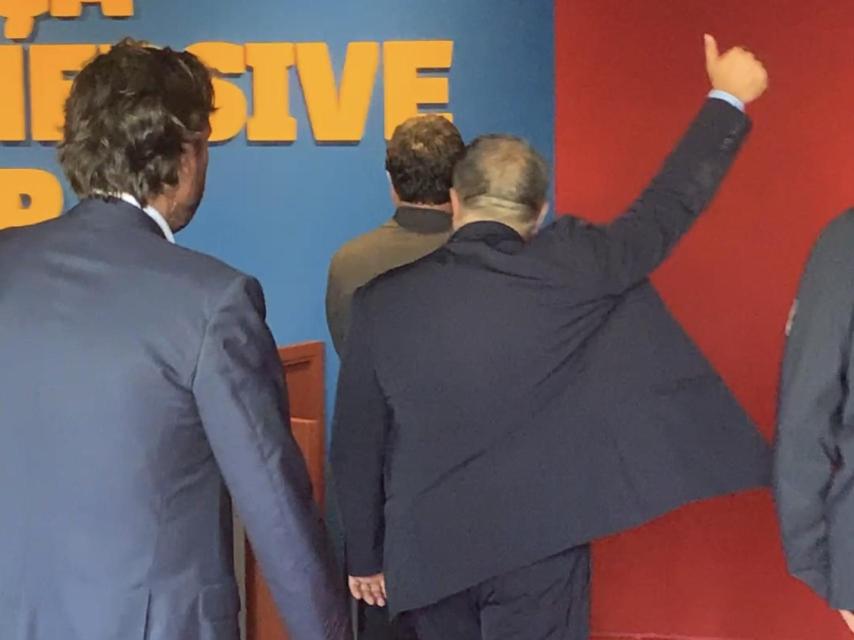 Laporta levanta el pulgar cuando le preguntan por Gundogan