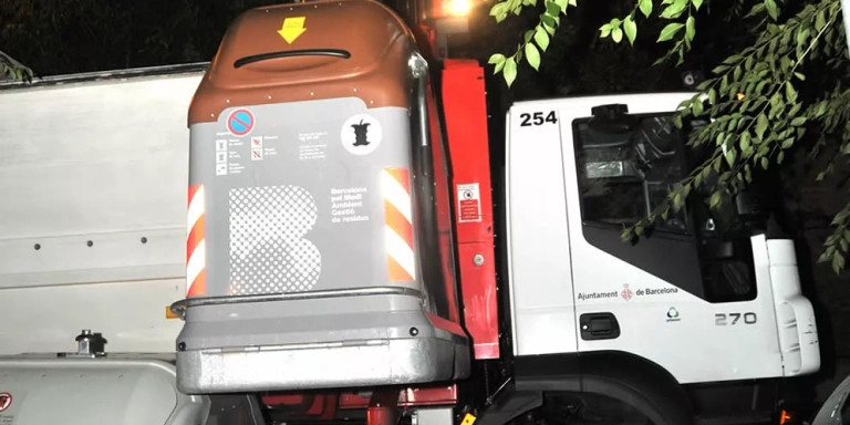Camión de recogida de residuos en Barcelona / AJ BCN
