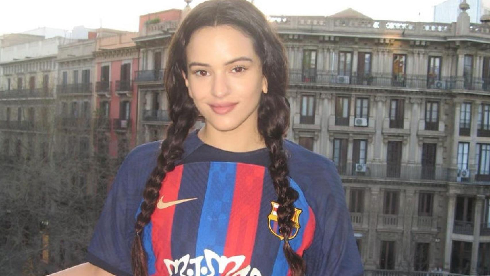 La Rosalía, utilizando la camiseta del Barça con el logo de 'Motomami' / FCB