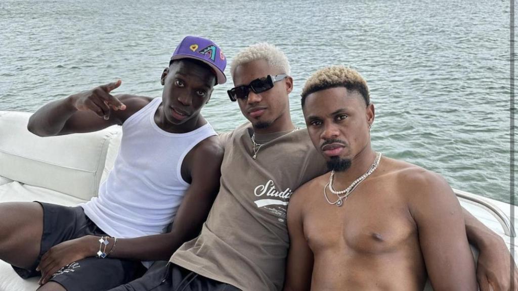 Ansu Fati junto a Ilaix Moriba y su hermano Birmia