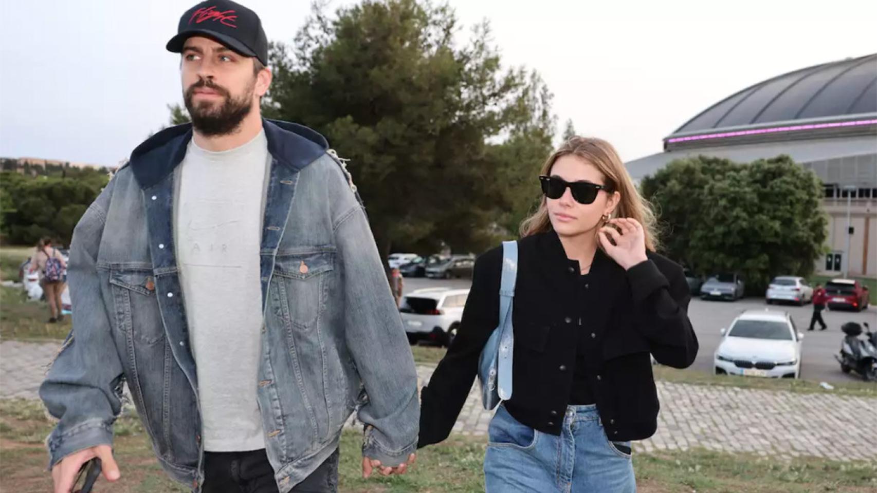 Gerard Piqué y Clara Chía, paseando juntos y cogidos de la mano