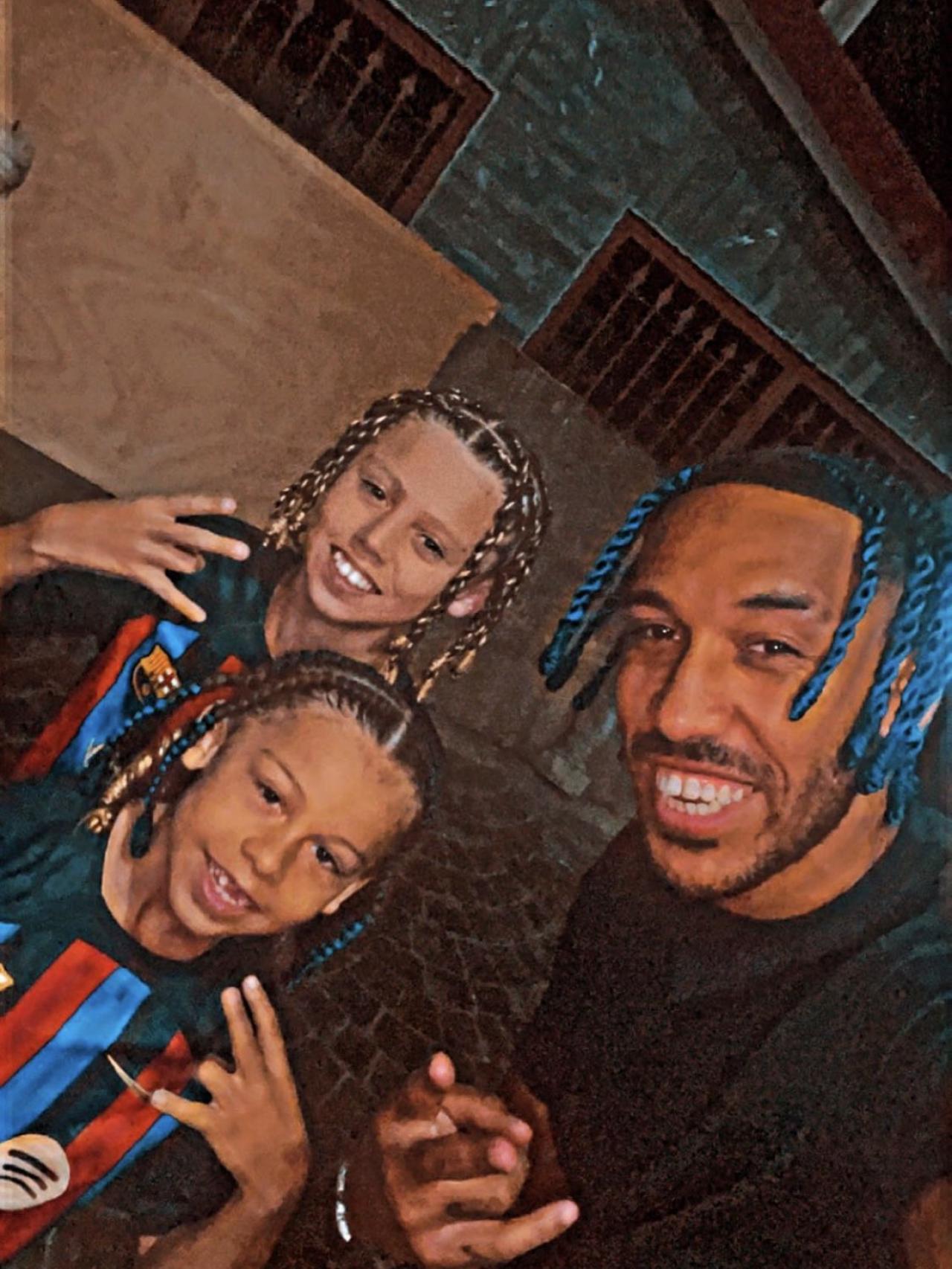 Aubameyang enseña las camisetas del Barça que compró para sus hijos / REDES