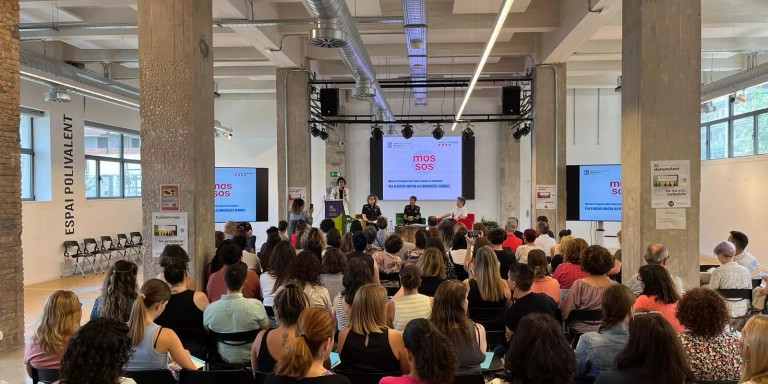 Una de las charlas en la CIBA sobre violencia sexual con los mossos / AJUNTAMENT SANTA COLOMA