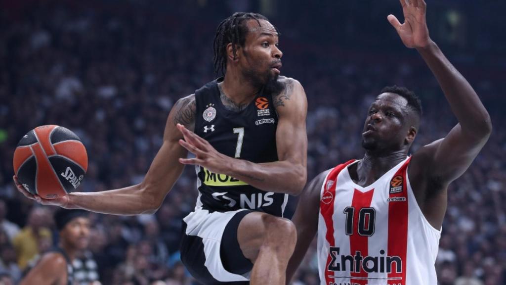 Punter, con el balón, en un partido del Partizán