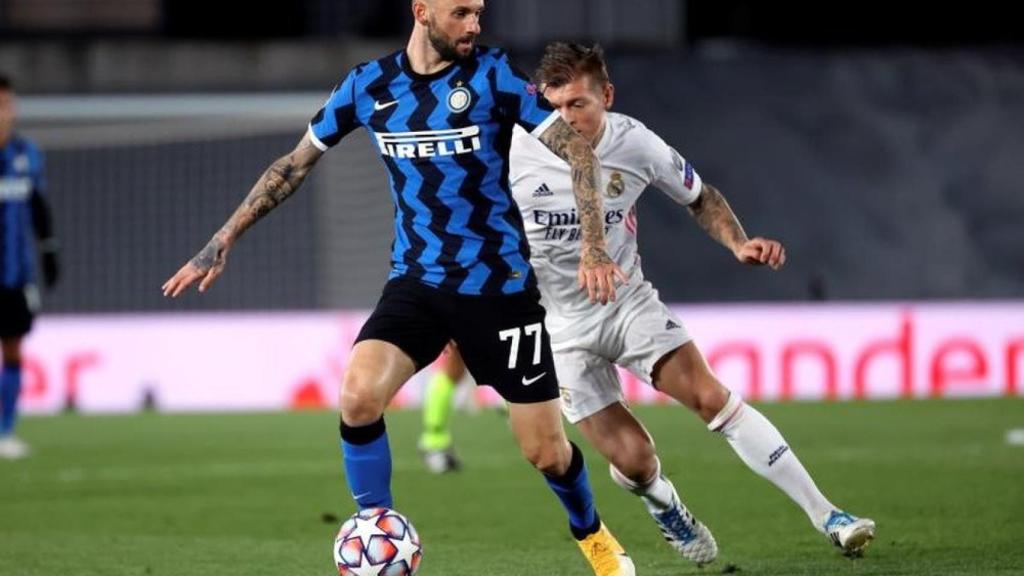 Brozovic protege el balón ante Toni Kroos