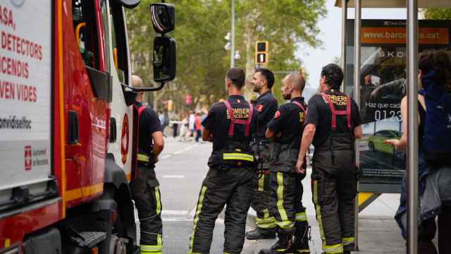 Bomberos de Barcelona, a la espera en la plaza de Catalunya / LUIS MIGUEL AÑON