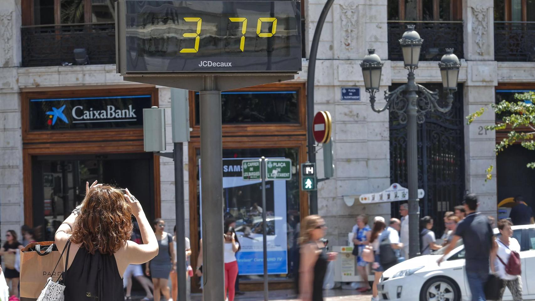 Un termómetro marca 37ºC en plena ola de calor en Barcelona