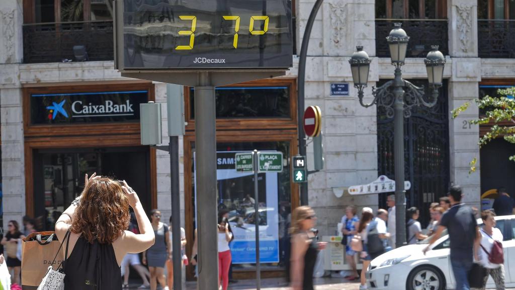 Un termómetro marca 37ºC en plena ola de calor de verano