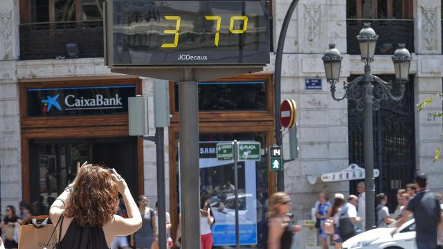 Un termómetro marca 37ºC en plena ola de calor de verano