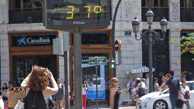 Un termómetro marca 37ºC en plena ola de calor de verano