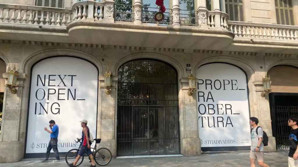 Fachada del edificio Casa Francesc Simón, antes de que abriera ña tienda Stradivarius en 2023