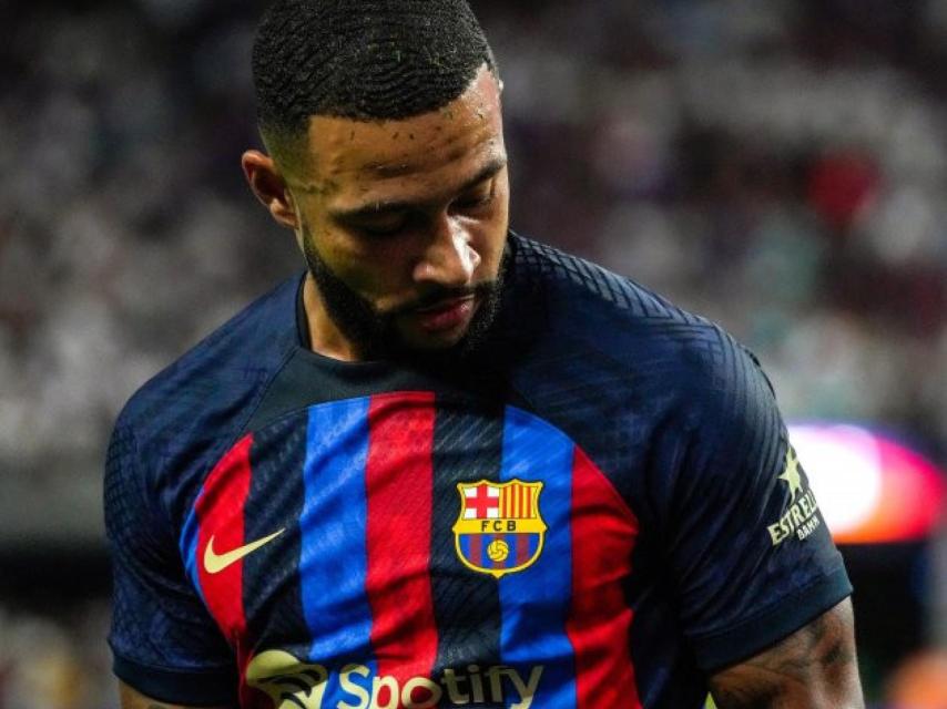 Depay en un partido con el Barça