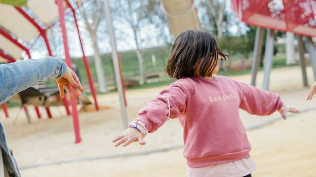 Una niña se divierte en uno de los Campamentos de Verano de CaixaProinfancia / FUNDACIÓN LA CAIXA