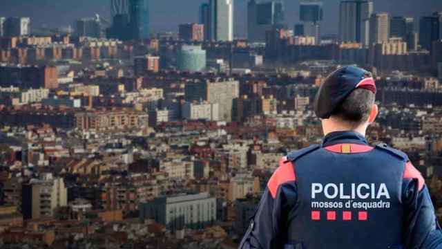 Fotomontaje de un agente de los Mossos d'Esquadra en Barcelona / METRÓPOLI
