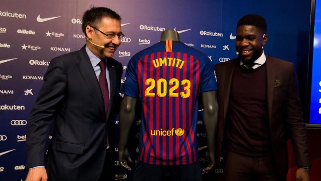 Samuel Umtiti con Josep Maria Bartomeu en el acto de su renovación