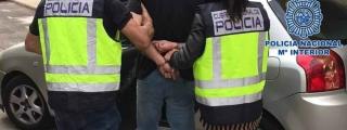 Agentes de la Policía Nacional con una persona detenida / POLICÍA NACIONAL
