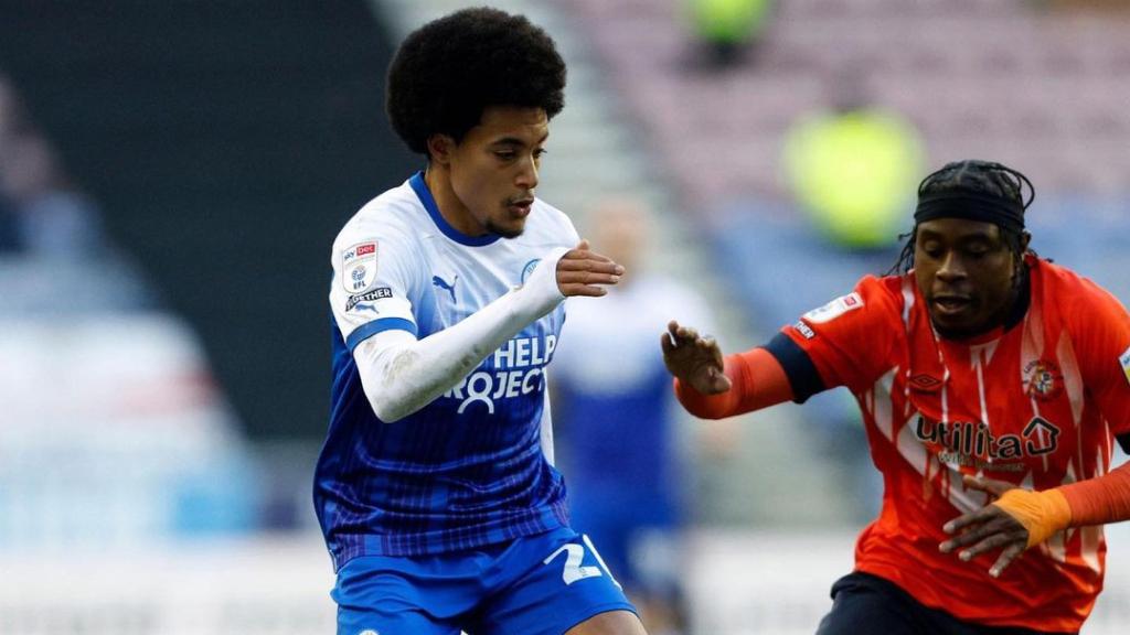 Miguel Azeez en un partido con el Wigan Athletic