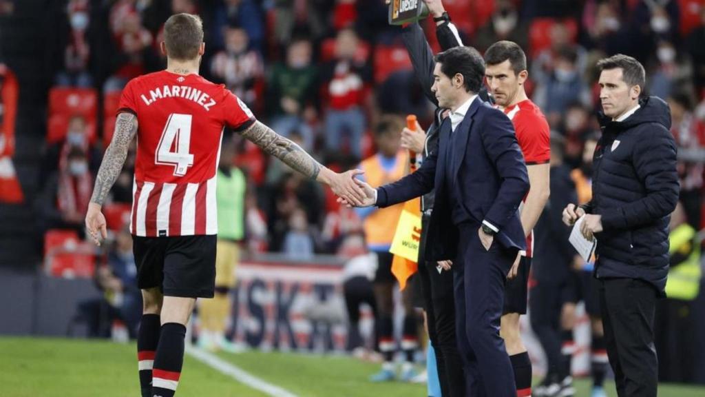 Iñigo Martínez se marcha del campo lesionado