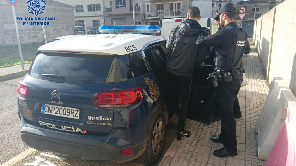 Agentes de la Policía Nacional efectúan una detención, en una imagen de archivo