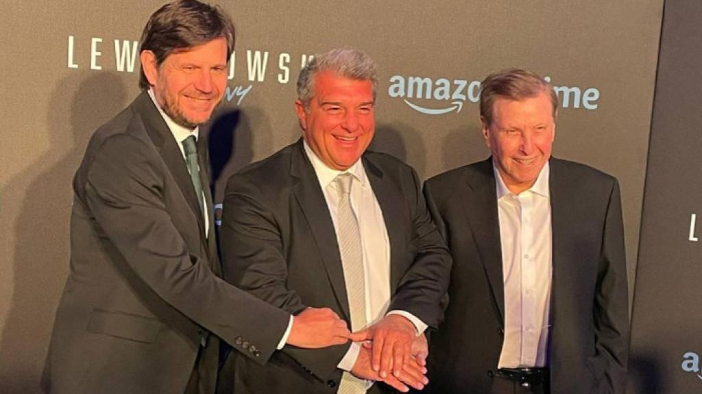 Mateu Alemany, Joan Laporta y Pini Zahavi, en la gala del documental de Lewandowski