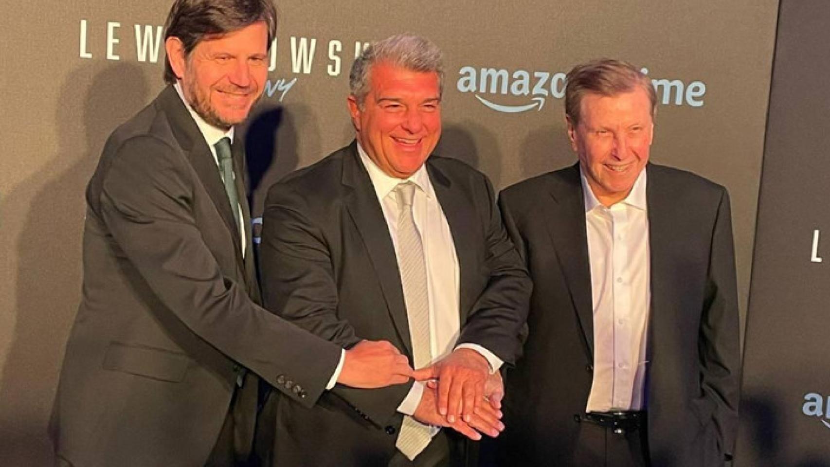 Mateu Alemany, Joan Laporta y Pini Zahavi, en la gala del documental de Lewandowski