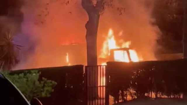 Camión del servicio de limpieza en llamas / METRÓPOLI