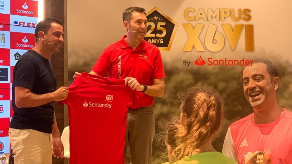 Xavi Hernández presenta el Campus Xavi en una oficina del Santander