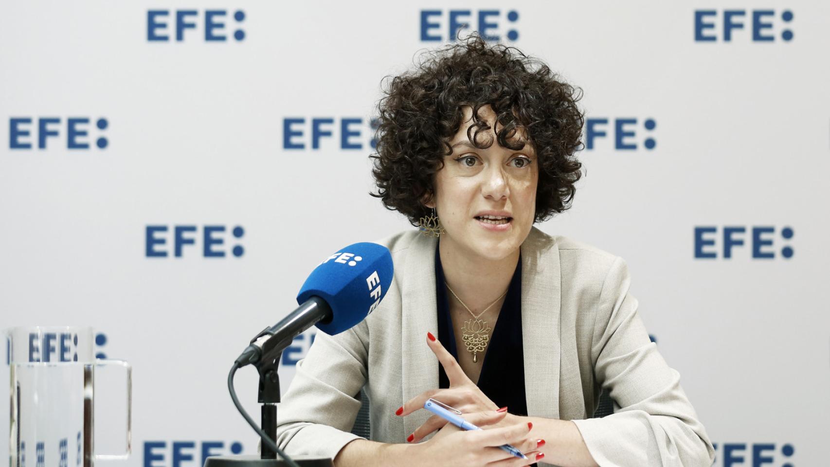 La cabeza de lista de Sumar-En Comú Podem al Congreso por Barcelona, Aina Vidal, durante la rueda de prensa que ha ofrecido en la sede de EFE