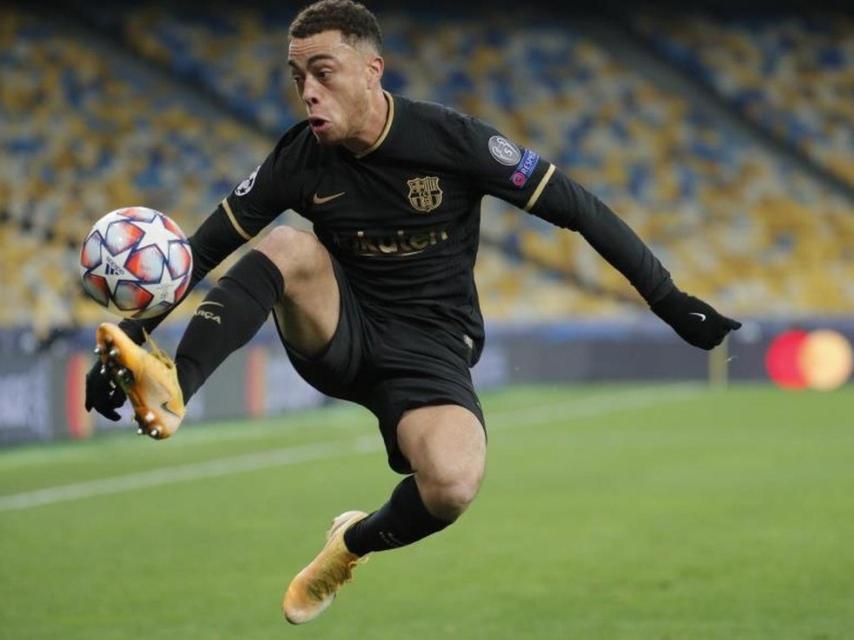 Dest controla el balón en un partido con el Barça