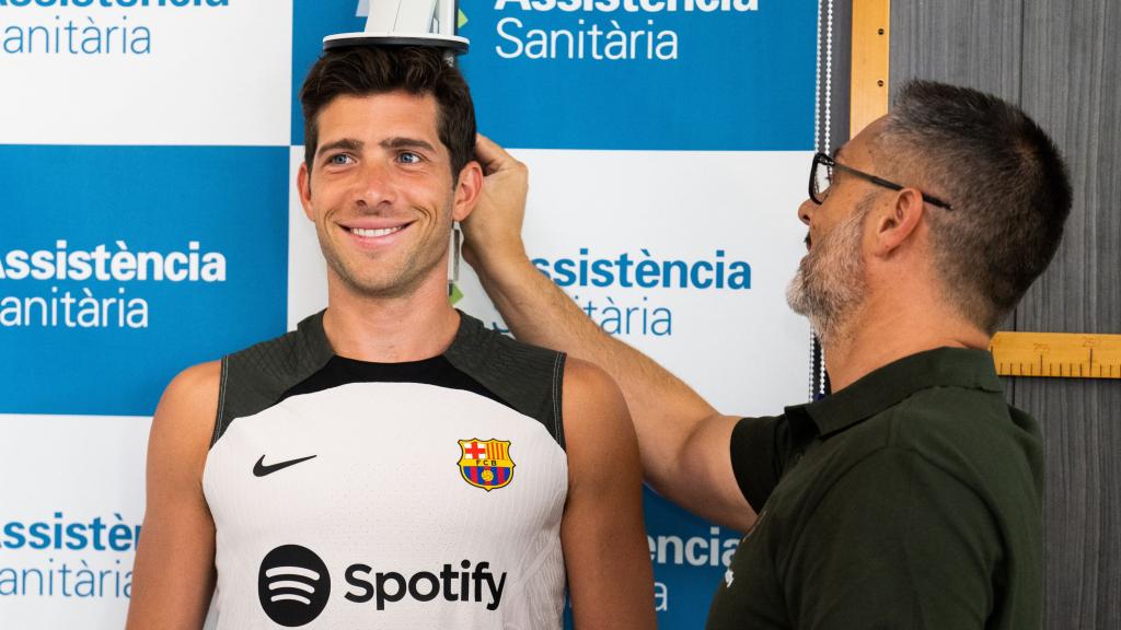 Sergi Roberto pasa la revisión médica con el Barça
