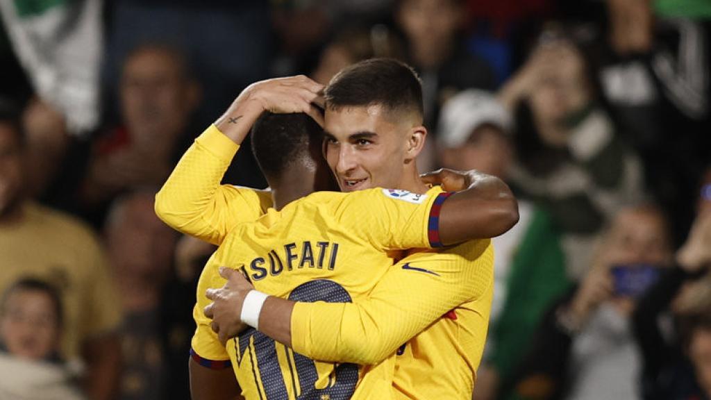 Ansu y Ferran celebran un gol abrazados