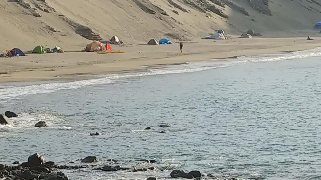 Foto de archivo de acampada ilegal en una playa