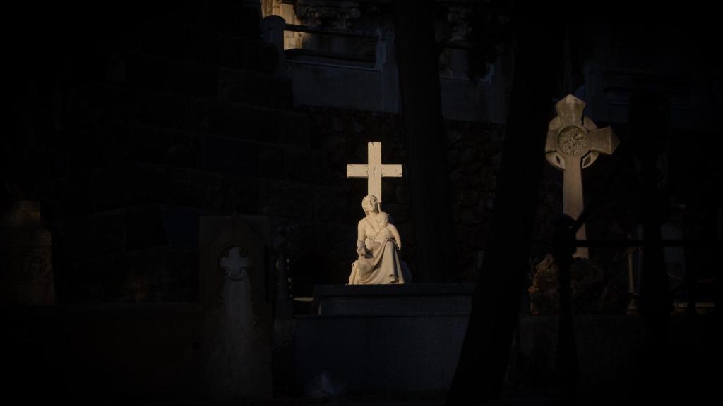Lápidas y esculturas del recinto del Cementerio de Montjuic, en Barcelona