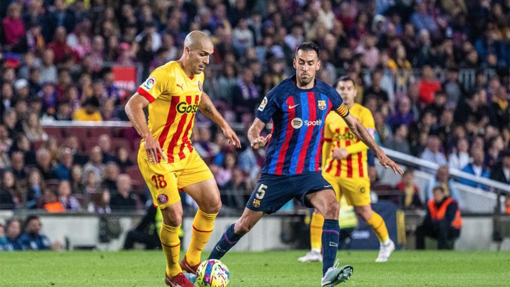 Oriol Romeu y Sergio Busquets, durante un partido de la pasada temporada