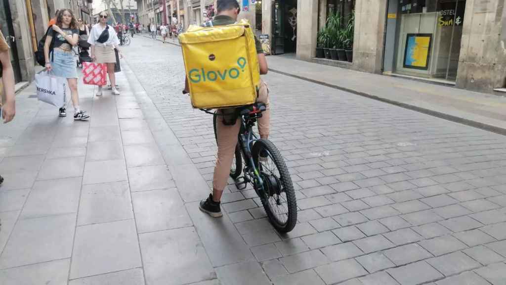Un repartidor de Glovo treballant al Gòtic