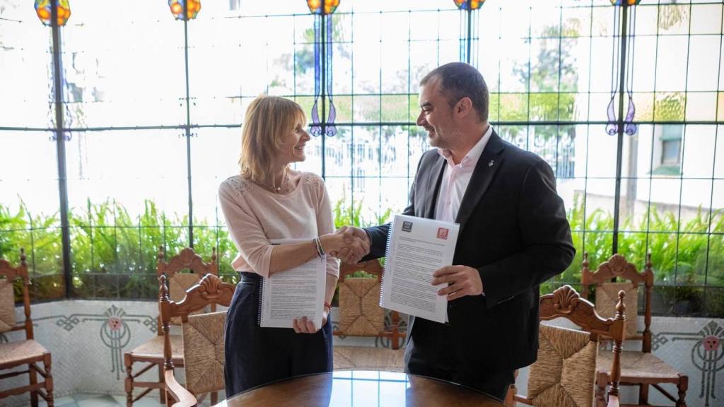 Lluïssa Moret (PSC) y Jordi Ballart (Tot per Terrassa) firman el pacto para la Diputación de Barcelona