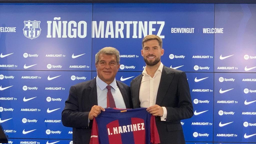 Iñigo Martínez posa como nuevo jugador del Barça junto al presidente Joan Laporta