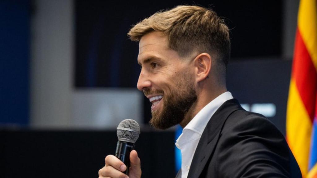 Iñigo Martínez comparece ante los medios en su presentación con el Barça