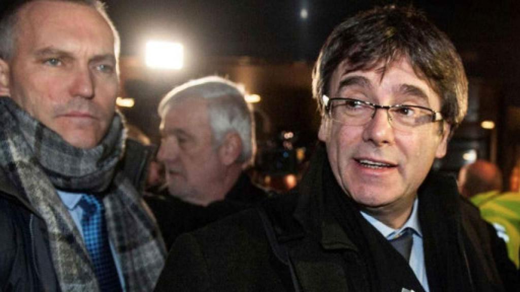 El sargento de los Mossos Lluís Escolà (i) ejerció de escolta de Carles Puigdemont tras su fuga