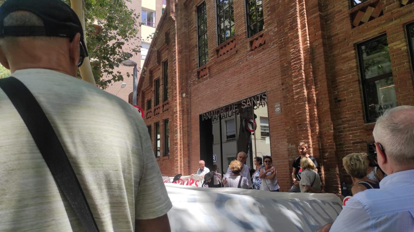 La protesta contra el Tanatorio de Sants en Barcelona ayer