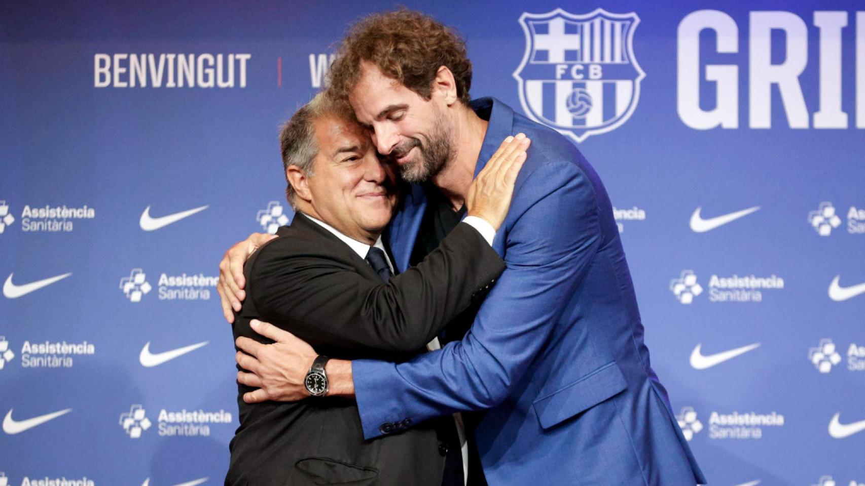 Roger Grimau y Joan Laporta, en la presentación del nuevo técnico del Barça de basket