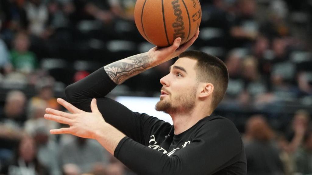 Juancho en el calentamiento de un partido con los Toronto Raptors
