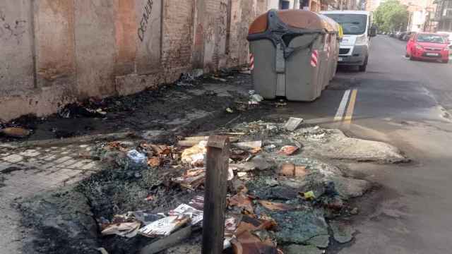 Restos del contenedor incendiado en El Remei de Badalona / CEDIDA