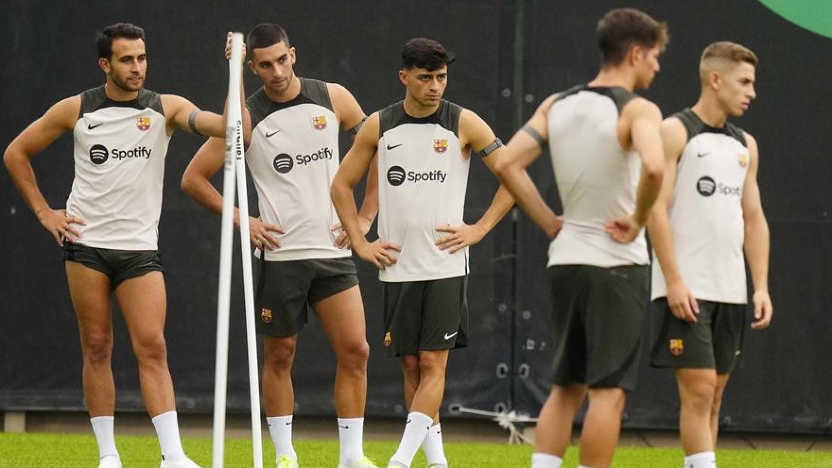 Eric García, entrenando junto a Ferran Torres y otros compañeros del FC Barcelona / EFE