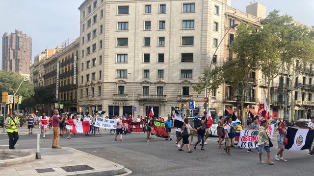 Manifestantes de Perú claman por la liberación de Pedro Castillo en Barcelona / METRÓPOLI