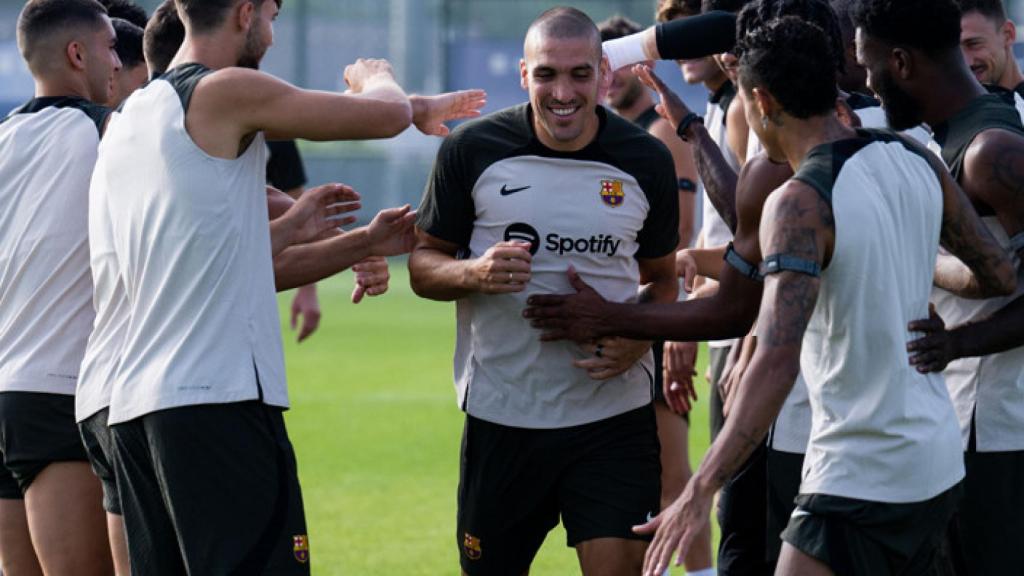 Oriol Romeu es recibido por sus nuevos compañeros del Barça en el entrenamiento
