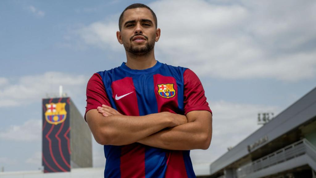 Moha Moukhliss posa con la camiseta del Barça B 2023-24